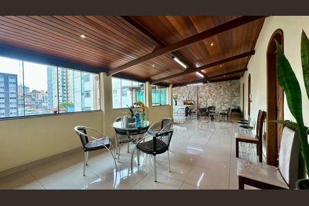 Casa à venda com 446m², 4 quartos e 8 vagas Casa à venda com 446m², 4 quartos e 8 vagasTerraço