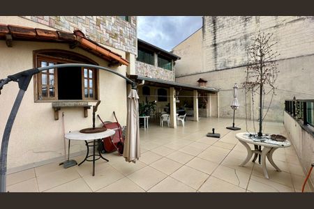 Casa à venda com 446m², 4 quartos e 8 vagas Casa à venda com 446m², 4 quartos e 8 vagasVarandão