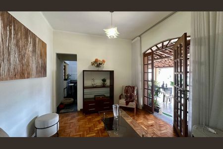 Casa à venda com 446m², 4 quartos e 8 vagas Casa à venda com 446m², 4 quartos e 8 vagasSala
