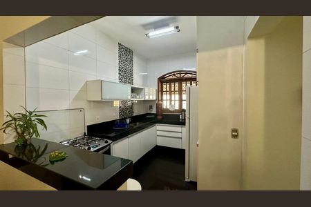 Casa à venda com 446m², 4 quartos e 8 vagas Casa à venda com 446m², 4 quartos e 8 vagasCozinha