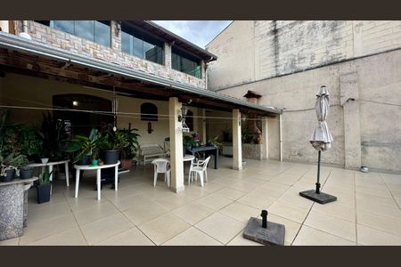 Casa à venda com 446m², 4 quartos e 8 vagas Casa à venda com 446m², 4 quartos e 8 vagasVarandão