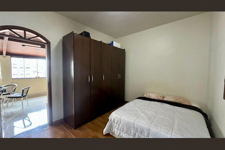 Casa à venda com 446m², 4 quartos e 8 vagas Casa à venda com 446m², 4 quartos e 8 vagasQuarto