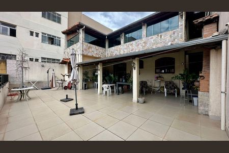 Casa à venda com 446m², 4 quartos e 8 vagas Casa à venda com 446m², 4 quartos e 8 vagasVarandão