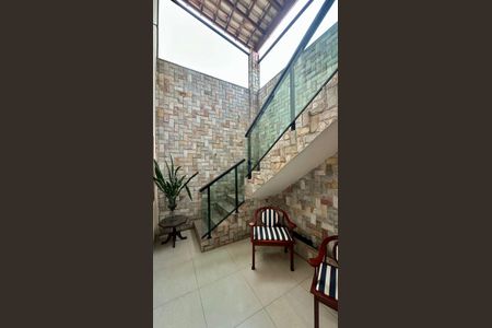 Casa à venda com 446m², 4 quartos e 8 vagas Casa à venda com 446m², 4 quartos e 8 vagasPé direito