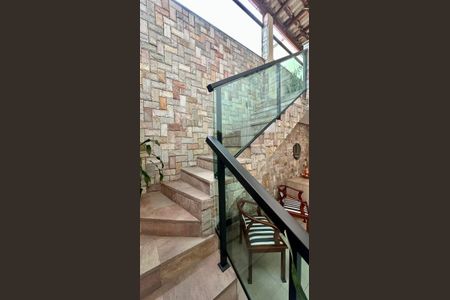 Casa à venda com 446m², 4 quartos e 8 vagas Casa à venda com 446m², 4 quartos e 8 vagasEscadas