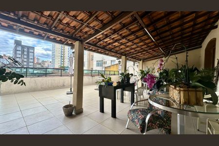 Casa à venda com 446m², 4 quartos e 8 vagas Casa à venda com 446m², 4 quartos e 8 vagasVarandão