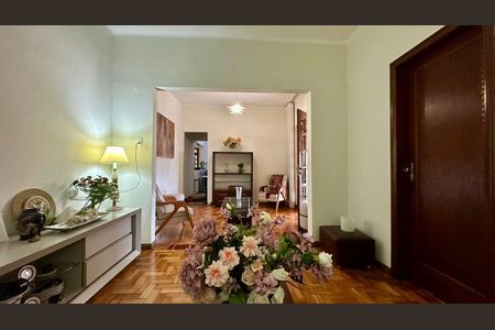 Casa à venda com 446m², 4 quartos e 8 vagas Casa à venda com 446m², 4 quartos e 8 vagasSala