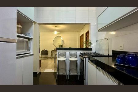 Casa à venda com 446m², 4 quartos e 8 vagas Casa à venda com 446m², 4 quartos e 8 vagasCozinha