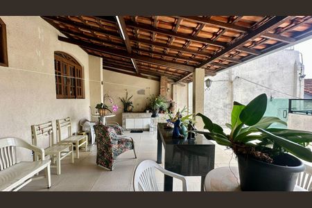 Casa à venda com 446m², 4 quartos e 8 vagas Casa à venda com 446m², 4 quartos e 8 vagasVarandão