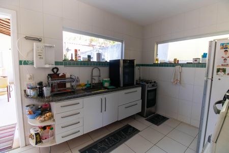 Casa à venda com 220m², 4 quartos e 2 vagasCozinha