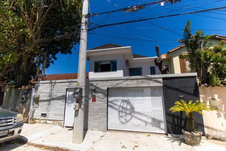 Casa à venda com 220m², 4 quartos e 2 vagasFachada