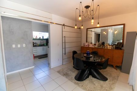 Casa à venda com 220m², 4 quartos e 2 vagasSala