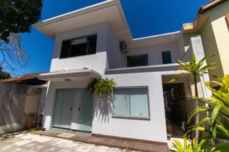 Casa à venda com 220m², 4 quartos e 2 vagasFachada