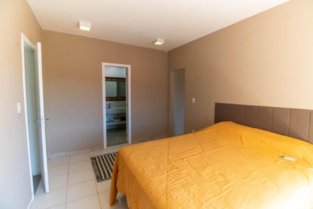 Casa à venda com 220m², 4 quartos e 2 vagasSuíte