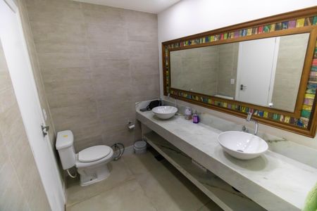 Casa à venda com 220m², 4 quartos e 2 vagasBanheiro da Suíte