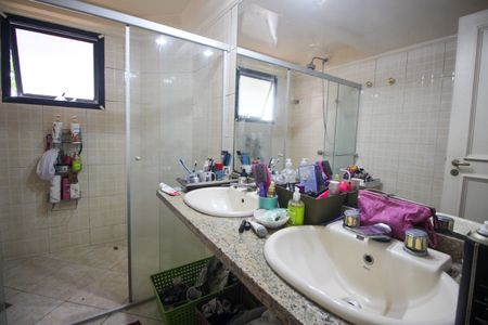 Apartamento para alugar com 225m², 3 quartos e 4 vagasBanheiro da Suíte 1