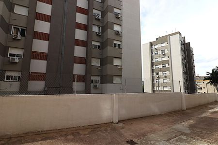 Quarto 1 - Vista da rua de apartamento para alugar com 2 quartos, 72m² em Vila Ipiranga, Porto Alegre