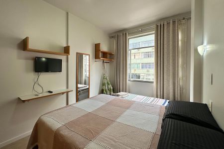 Quarto 01 de apartamento para alugar com 2 quartos, 43m² em Copacabana, Rio de Janeiro