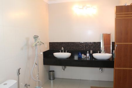 Casa à venda com 306m², 3 quartos e 5 vagasBanheiro da Suíte 2