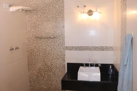 Casa à venda com 306m², 3 quartos e 5 vagasBanheiro da Suíte 1