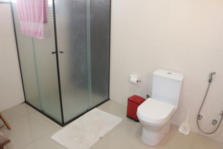 Casa à venda com 306m², 3 quartos e 5 vagasBanheiro da Suíte 2