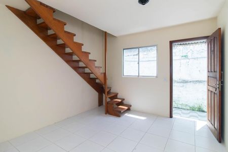 Sala de casa de condomínio à venda com 2 quartos, 50m² em São José, Porto Alegre