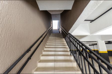 Apartamento à venda com 42m², 2 quartos e 1 vaga Apartamento à venda com 42m², 2 quartos e 1 vagaEscada