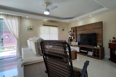 Sala de casa de condomínio para alugar com 3 quartos, 366m² em Taquara, Rio de Janeiro