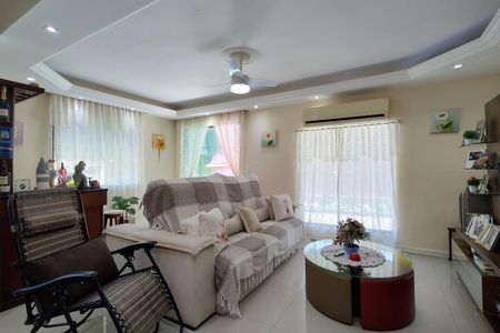 Sala de casa de condomínio para alugar com 3 quartos, 366m² em Taquara, Rio de Janeiro