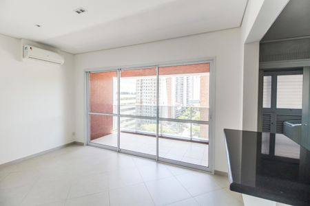 Sala  de apartamento para alugar com 2 quartos, 72m² em Empresarial 18 do Forte, Barueri