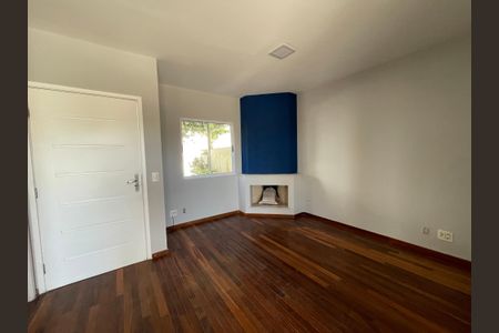Sala de casa de condomínio para alugar com 3 quartos, 134m² em Jardim Ipes, Cotia