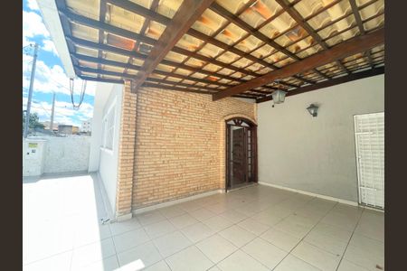 Casa à venda com 275m², 3 quartos e 2 vagasFachada