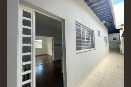 Casa à venda com 275m², 3 quartos e 2 vagasÁrea externa de serviço