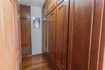 Apartamento para alugar com 217m², 5 quartos e 2 vagas Apartamento para alugar com 217m², 5 quartos e 2 vagasCloset da Suíte