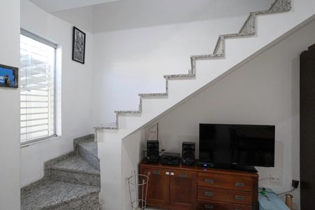 Escada de casa à venda com 2 quartos, 80m² em Parque Xangri-lá, Contagem