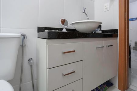 Banheiro social 1 de casa à venda com 2 quartos, 80m² em Parque Xangri-lá, Contagem