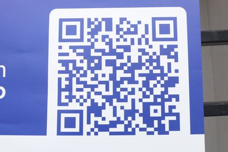 Apartamento à venda com 72m², 2 quartos e 2 vagasPlaca grande instalada na grade da fachada do condomínio - Código da placa: VGEF-696