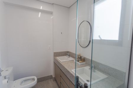 Apartamento à venda com 143m², 4 quartos e 3 vagas Apartamento à venda com 143m², 4 quartos e 3 vagasBanheiro da Suíte 1