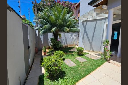 Casa de condomínio à venda com 200m², 3 quartos e 2 vagas Casa de condomínio à venda com 200m², 3 quartos e 2 vagasEntrada