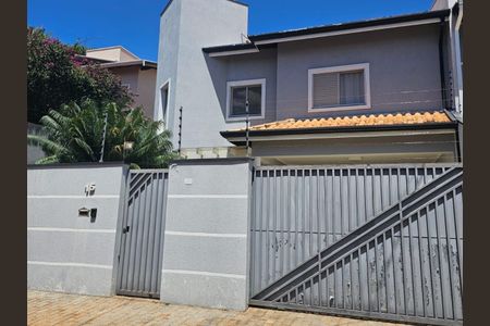 Casa de condomínio à venda com 200m², 3 quartos e 2 vagas Casa de condomínio à venda com 200m², 3 quartos e 2 vagasFachada