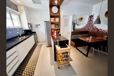 Casa de Condomínio à venda com 3 quartos, 338m² em Chácara Monte Alegre, São Paulo