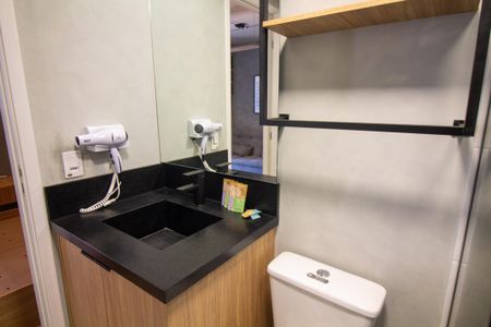 Banheiro de kitnet/studio para alugar com 1 quarto, 25m² em Jardim das Acacias, São Paulo
