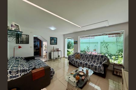 Casa à venda com 148m², 3 quartos e 2 vagas Casa à venda com 148m², 3 quartos e 2 vagasSala