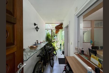 Casa à venda com 148m², 3 quartos e 2 vagas Casa à venda com 148m², 3 quartos e 2 vagasEntrada Casa