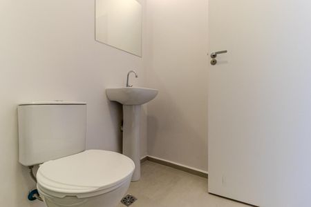 Banheiro de kitnet/studio para alugar com 1 quarto, 33m² em República, São Paulo