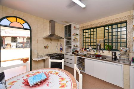 Casa à venda com 390m², 4 quartos e 4 vagas Casa à venda com 390m², 4 quartos e 4 vagasCozinha