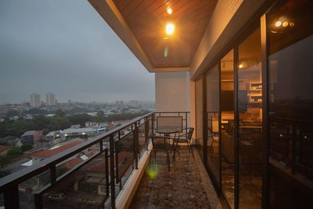 Apartamento à venda com 208m², 4 quartos e 2 vagas Apartamento à venda com 208m², 4 quartos e 2 vagasVaranda