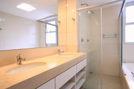 Apartamento para alugar com 197m², 4 quartos e 4 vagas Apartamento para alugar com 197m², 4 quartos e 4 vagasBanheiro da Suíte