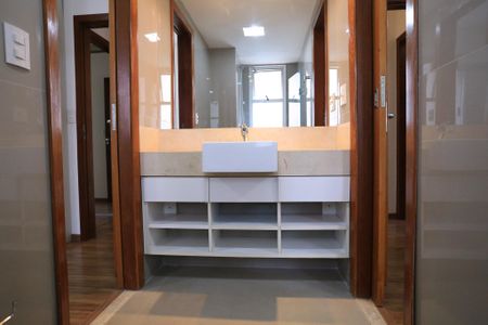 Apartamento para alugar com 197m², 4 quartos e 4 vagas Apartamento para alugar com 197m², 4 quartos e 4 vagasBanheiro da Semi-Suíte