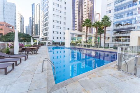 Apartamento para alugar com 197m², 4 quartos e 4 vagas Apartamento para alugar com 197m², 4 quartos e 4 vagasÁrea comum - Piscina